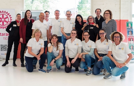 Alcuni volontari del RC Lugano-Lago e del RAC Ticino con i rappresentanti della Società Sclerosi Multipla